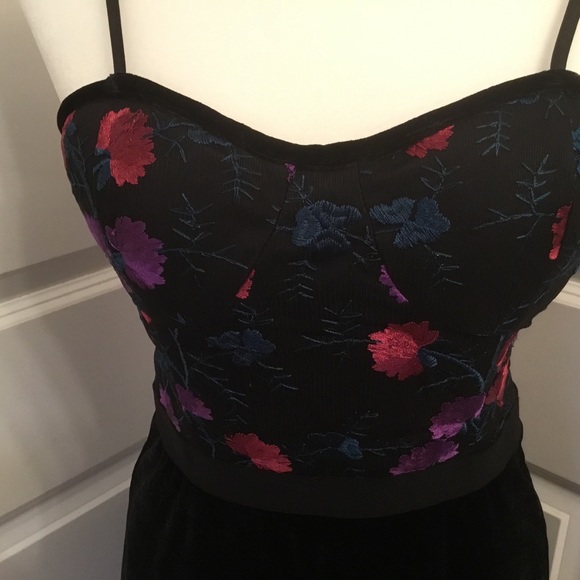 Francesca's Tara Embroidered Velvet Dress NWT Med - Picture 4 of 8